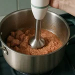 گوشت کوب برقی در حال کوبیتدن گوشت روی گاز